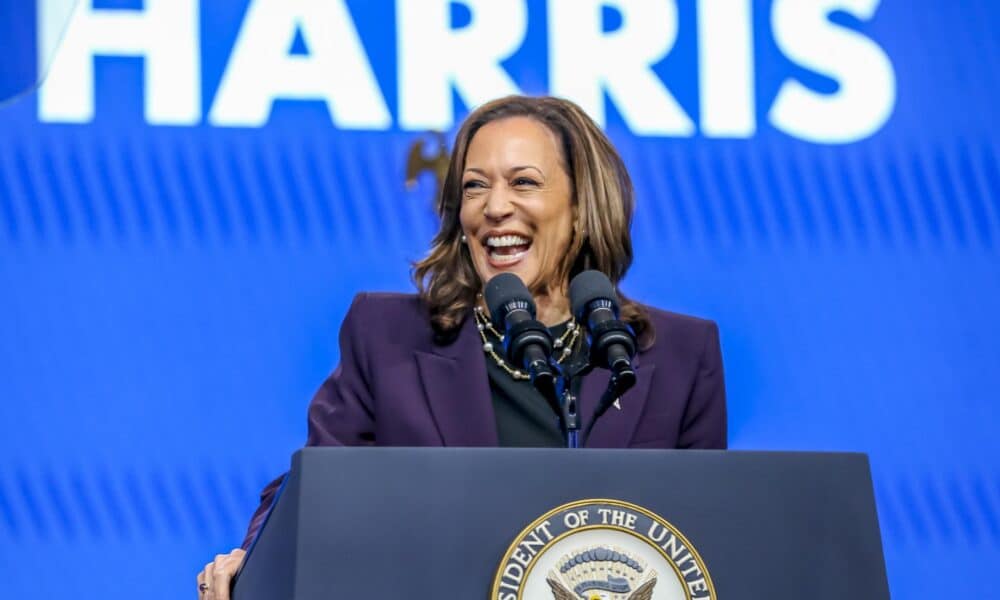 La Vicepresidenta de los Estados Unidos Kamala Harris interviene ante la convención de la Federación Americana de Profesores en Houston, Texas. EFE/LESLIE PLAZA JOHNSON