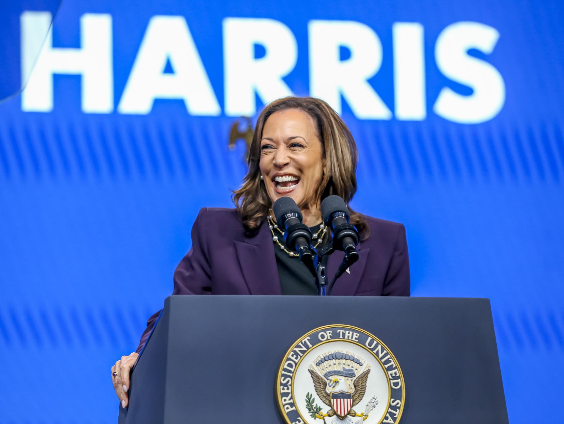 La Vicepresidenta de los Estados Unidos Kamala Harris interviene ante la convención de la Federación Americana de Profesores en Houston, Texas. EFE/LESLIE PLAZA JOHNSON