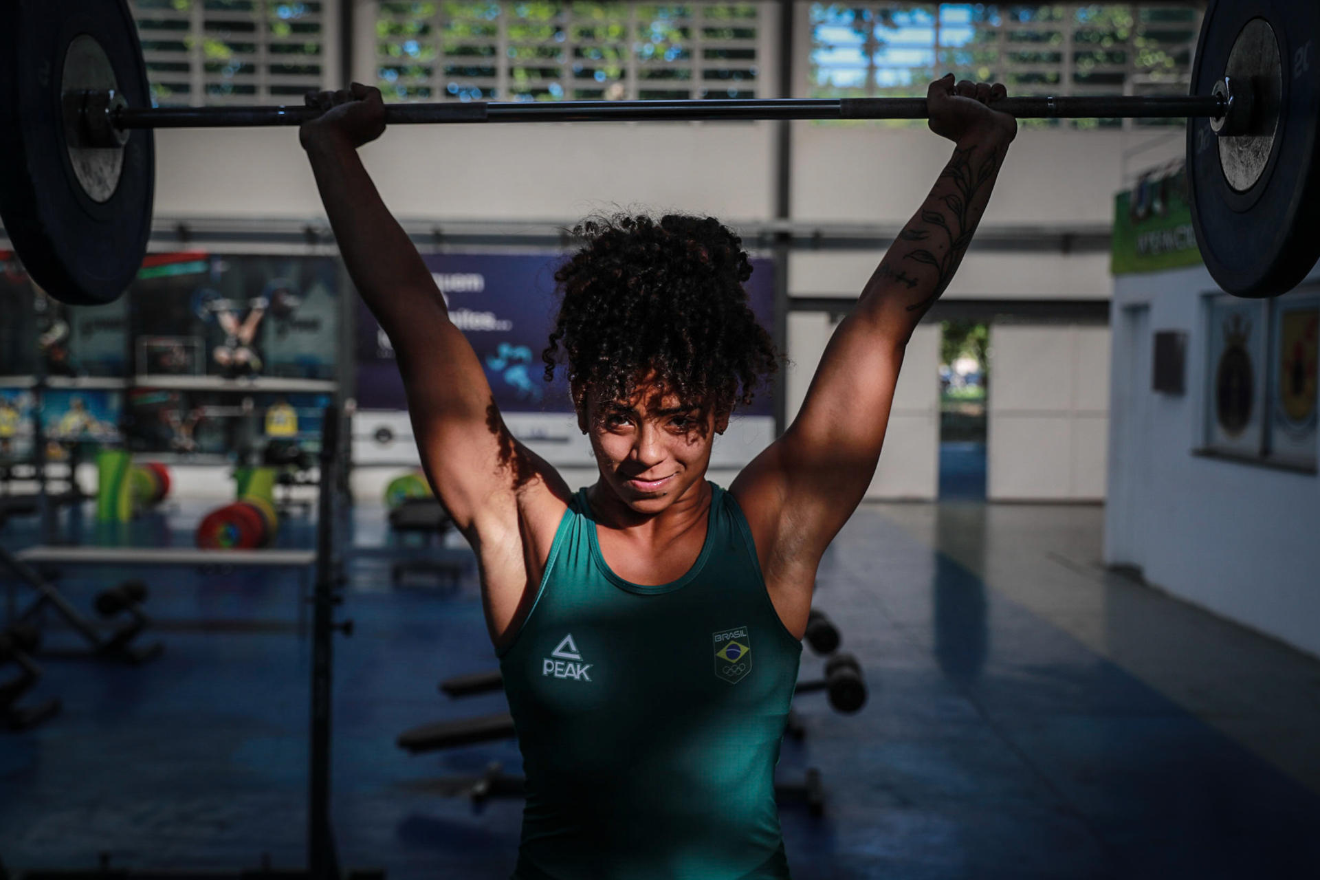 La levantadora de pesas brasileña Laura Amaro posa para EFE, durante un entrenamiento, en el Centro Educativo de Física Almirante Adalberto Nunes (CEFAN), en Río de Janeiro (Brasil). EFE/André Coelho