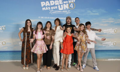 El director de cine Santiago Segura (3d, detrás) y el reparto de la película 'Padre no hay más que uno 4' posan durante su presentación este jueves en Madrid. EFE/ Fernando Alvarado