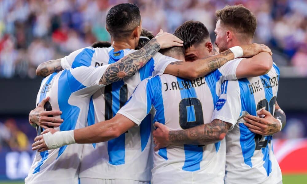 Jugadores de la selección argentina de fútbol fueron registrados el pasado 9 de julio al celebrar el gol que el delantero Julián Álvarez (c) le anotó a Canadá, durante la primera semifinal de la Copa América 2024, en el estadio MetLife de East Rutherford (Nueva Jersey, EE.UU.). Argentina se impuso por 2-0 y disputará con Colombia la final del certamen. EFE/Justin Lane