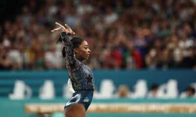 Paris (France), 28/07/2024.- Simone Biles of USA performs on the Vault during the Women's Qualification of the Artistic Gymnastics competitions in the Paris 2024 Olympic Games, at the Bercy Arena in Paris, France, 28 July 2024. (Francia) EFE/EPA/ANNA SZILAGYI