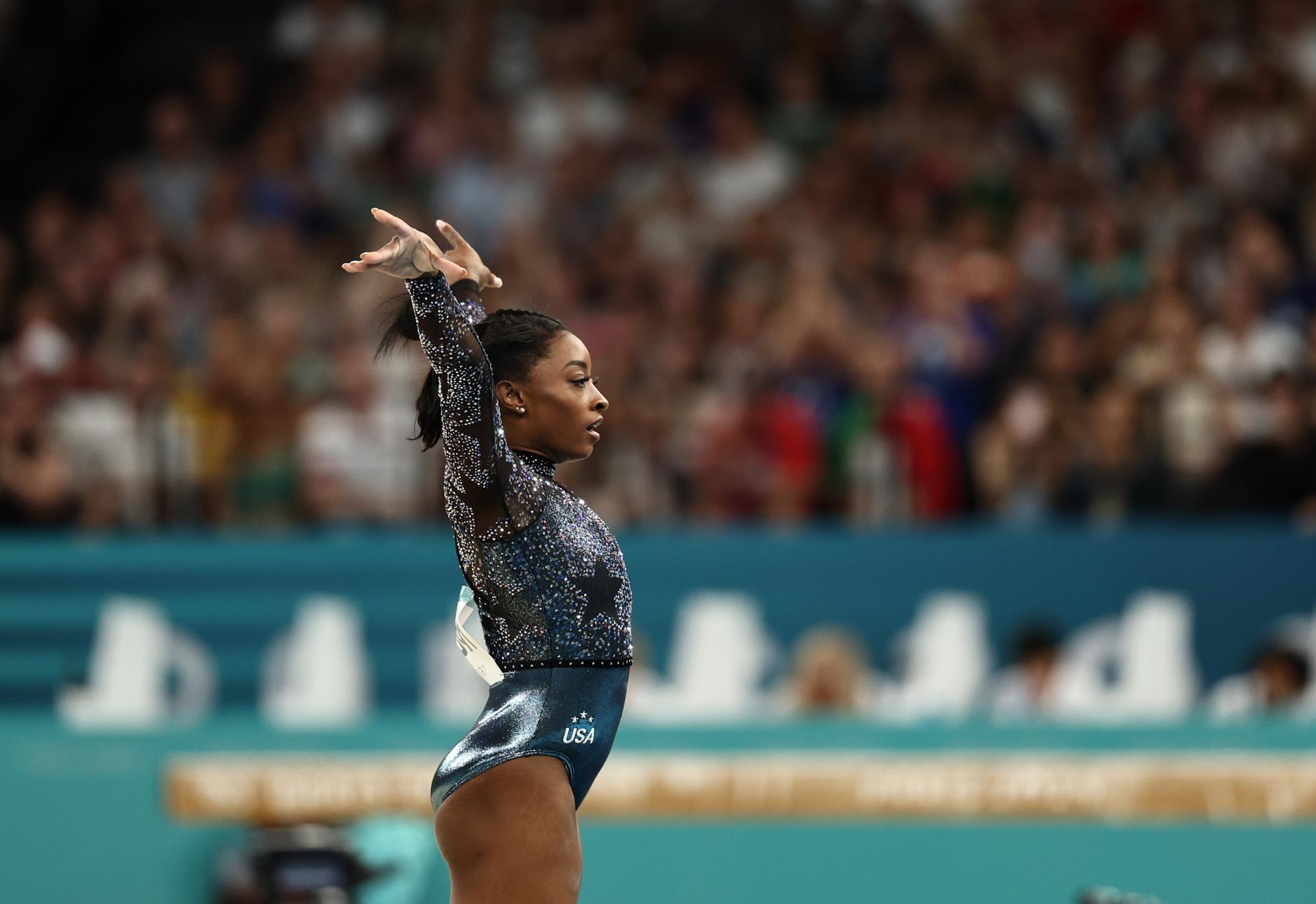 Paris (France), 28/07/2024.- Simone Biles of USA performs on the Vault during the Women's Qualification of the Artistic Gymnastics competitions in the Paris 2024 Olympic Games, at the Bercy Arena in Paris, France, 28 July 2024. (Francia) EFE/EPA/ANNA SZILAGYI