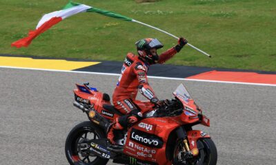 El piloto italiano Pecco Bagnaia celebra su victoria en MotoGP en el Gran Premio de Alemania. EFE/EPA/MARTIN DIVISEK