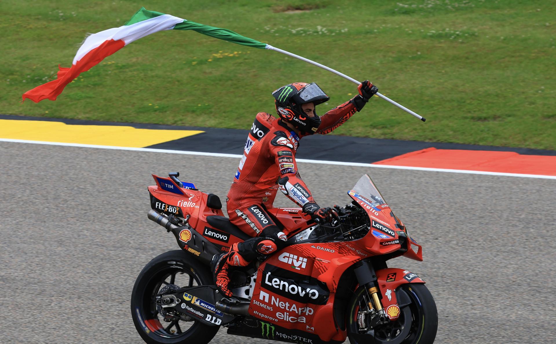 El piloto italiano Pecco Bagnaia celebra su victoria en MotoGP en el Gran Premio de Alemania. EFE/EPA/MARTIN DIVISEK