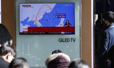 Fotografía de archivo de surcoreanos viendo un reportaje televisivo sobre un anuncio de Corea del Norte de que ha probado con éxito un misil balístico. EFE/KIM HEE-CHUL