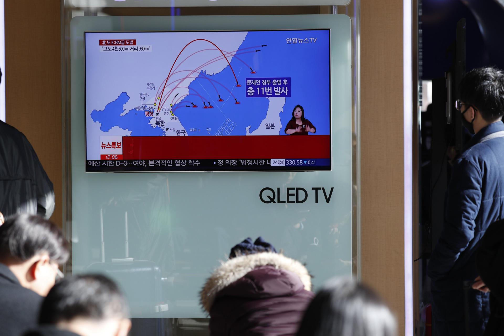 Fotografía de archivo de surcoreanos viendo un reportaje televisivo sobre un anuncio de Corea del Norte de que ha probado con éxito un misil balístico. EFE/KIM HEE-CHUL