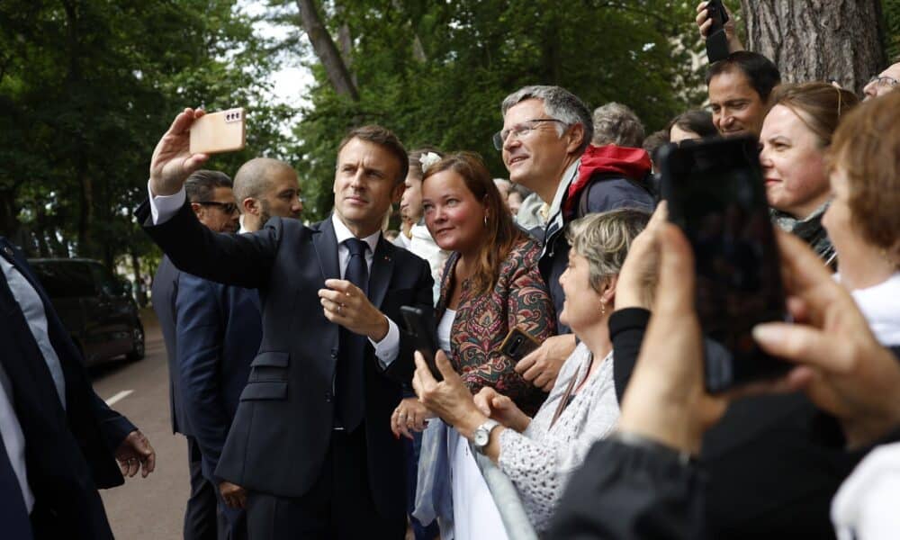 - El presidente francés, Emmanuel Macron (i), saluda a sus partidarios después de emitir su voto en la segunda vuelta de las elecciones parlamentarias francesas en un colegio electoral en Le Touquet-Paris-Plage, norte de Francia, Francia, 07 de julio de 2024. Después de la primera vuelta de las elecciones legislativas, en las que ganó el partido de extrema derecha Rassemblement National (RN), el país volverá a votar el 7 de julio para la segunda vuelta y los resultados se esperan alrededor de las 20h00, hora local. (Elecciones, Francia) EFE/EPA/MOHAMMED BADRA / PISCINA