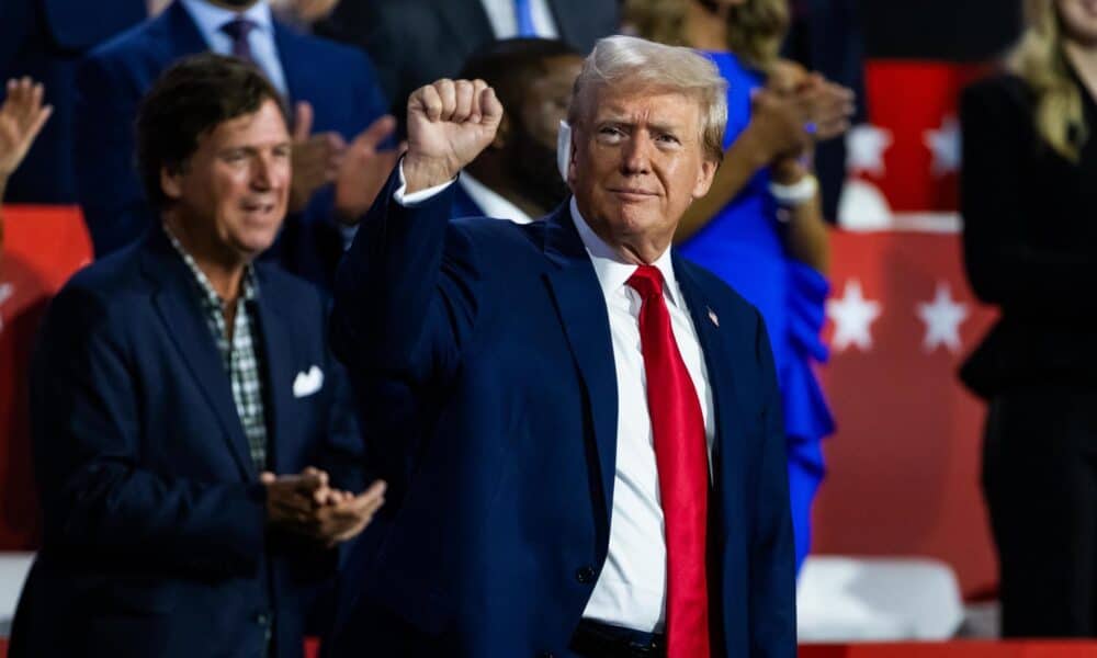 El expresidente de EE.UU., Donald Trump (2017-2021) (i) y candidato por el partido republicano a la Presidencia de EE.UU., participa durante la convención nacional en Milwaukee (EE.UU.). EFE/EPA/JIM LO SCALZO