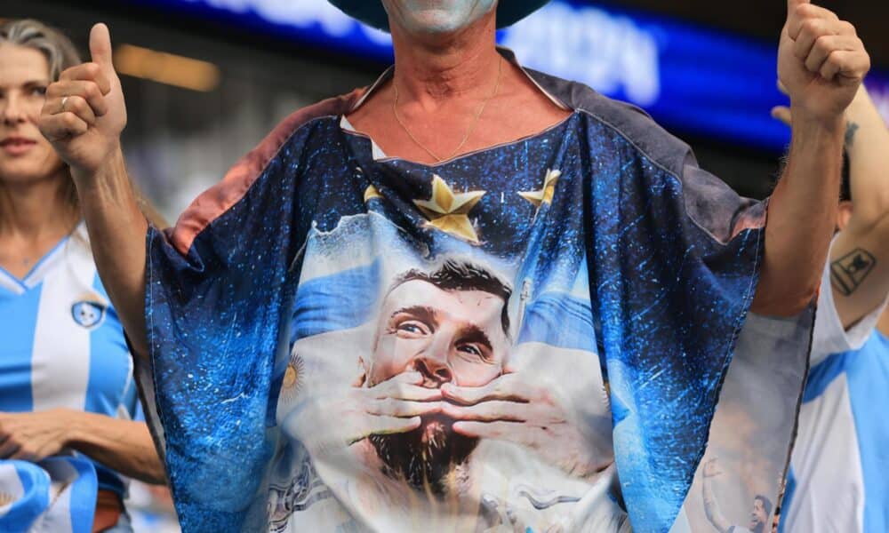 Un fan argentino con camiseta estampada de Lionel Messi reacciona durante Copa América 2024. EFE/EPA/CRISTÓBAL HERRERA-ULASHKEVICH