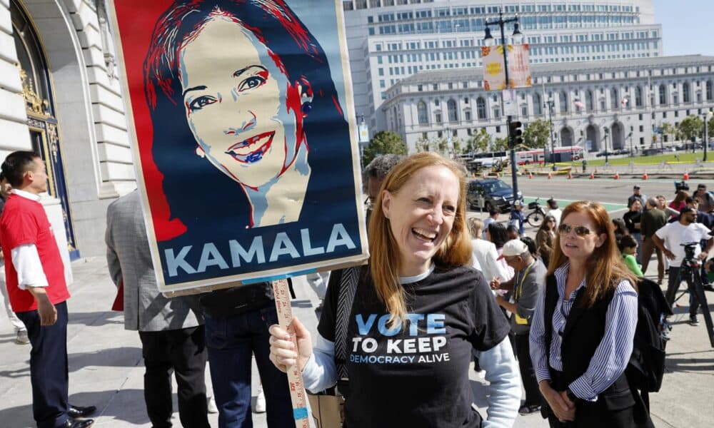 Un miembro del Comité Demócrata de San Francisco sostiene una imagen de la vicepresidenta Kamala Harris en apoyo a su nominación a la presidencia durante una manifestación frente al Ayuntamiento de San Francisco, en San Francisco, California. Estados Unidos, 22 de julio de 2024. EFE/EPA/John G. Mabanglo