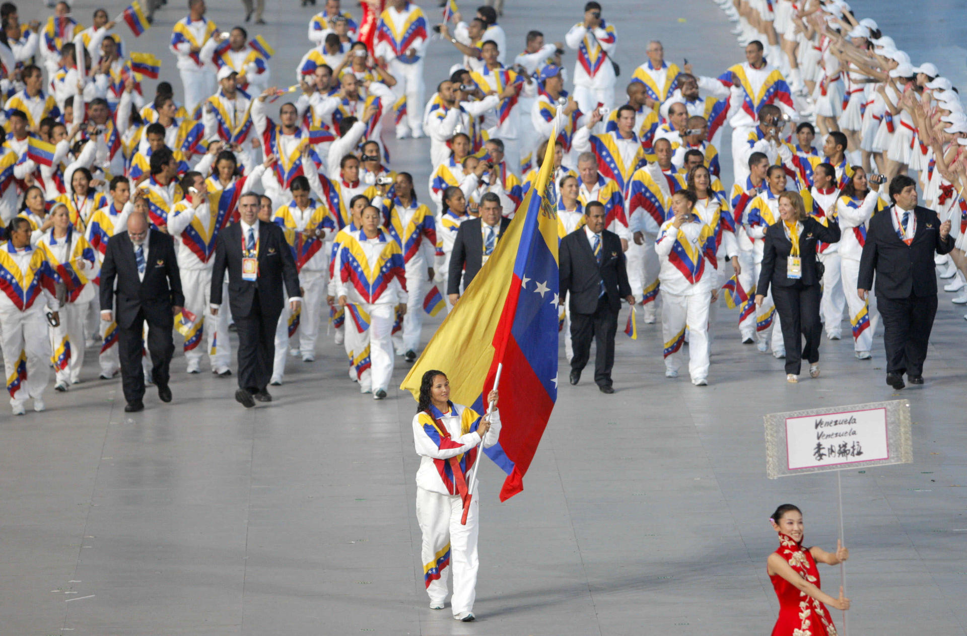 Foto de archivo de la delegación de Venezuela durante el desfile de inauguración de los Juegos Olímpicos de Pekín 2008. La reducción gradual de los recursos económicos para la preparación de los deportistas viene afectando el desempeño en este certamen. EFE/Lavandeira