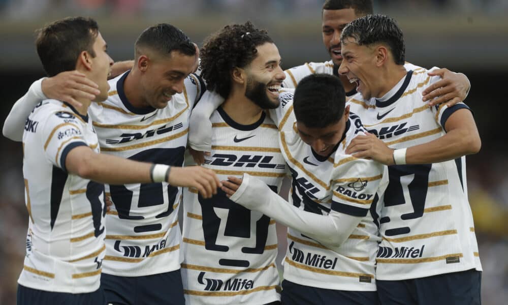 El mexicano César Huerta (c), extremo de los Pumas, fue registrado este domingo, 21 de julio, al celebrar, con varios compañeros, un gol que le anotó a Pachuca, durante un partido de la jornada cuatro del Torneo Apertura del fútbol en México, en el estadio Olímpico Universitario de Ciudad de México. EFE/Isaac Esquivel