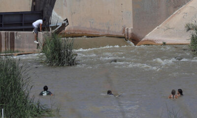 Un grupo de migrantes cruzan el río Bravo, este miércoles en Ciudad Juárez (México). EFE/Luis Torres