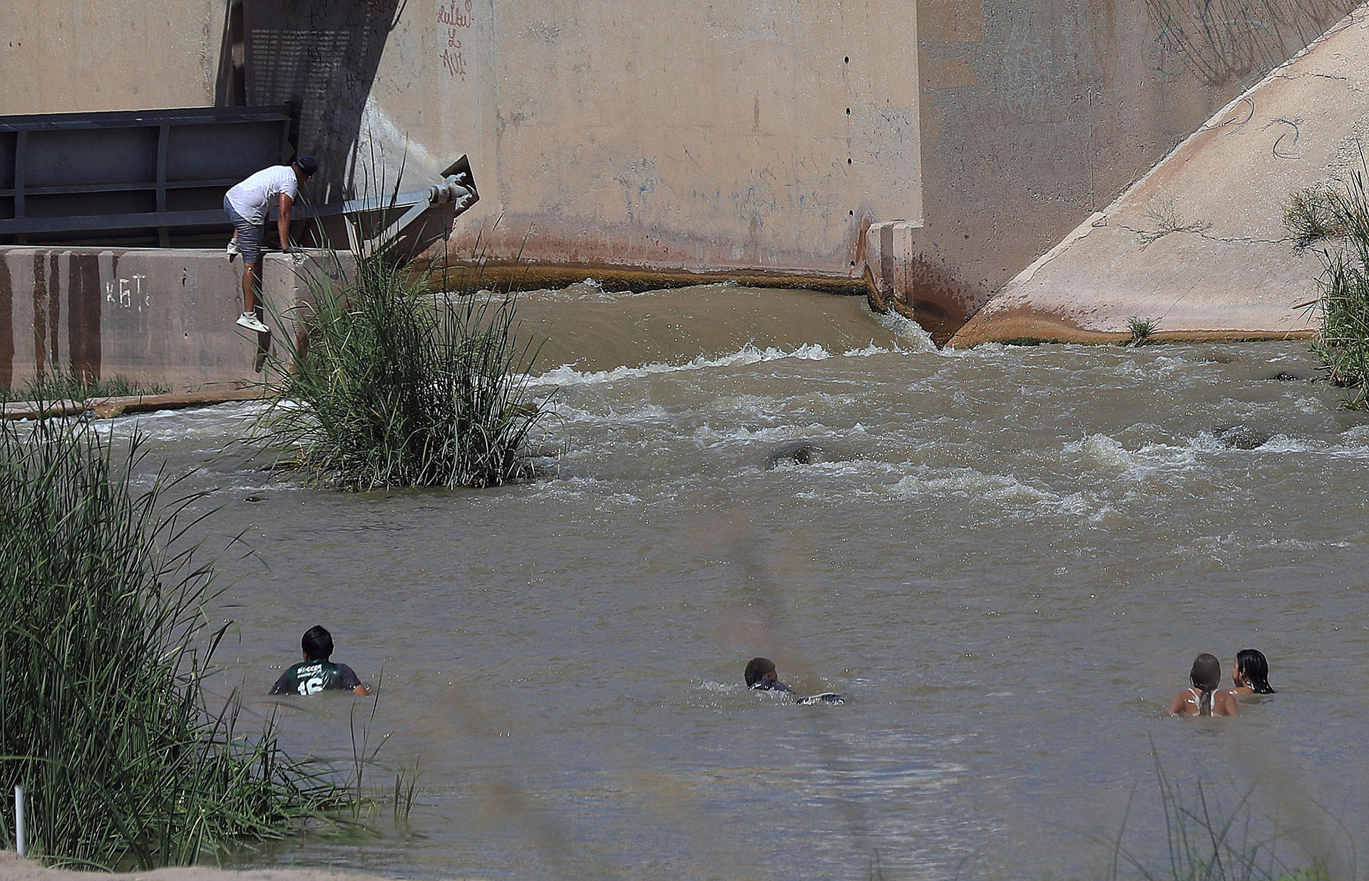 Un grupo de migrantes cruzan el río Bravo, este miércoles en Ciudad Juárez (México). EFE/Luis Torres