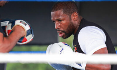 El boxeador estadounidense Floyd Mayweather participa en un entrenamiento este jueves, en Ciudad de México (México). EFE/Madla Hartz