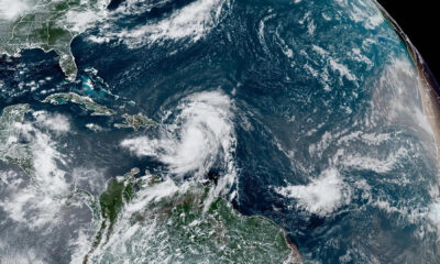 Fotografía satelital cedida este martes por la Oficina Nacional de Administración Oceánica y Atmosférica (NOAA) a través del Centro Nacional de Huracanes (NHC) de Estados Unidos donde se muestra la localización de la tormenta tropical Ernesto en el Atlántico. EFE/NOAA-NHC /SOLO USO EDITORIAL /NO VENTAS /SOLO DISPONIBLE PARA ILUSTRAR LA NOTICIA QUE ACOMPAÑA /CRÉDITO OBLIGATORIO