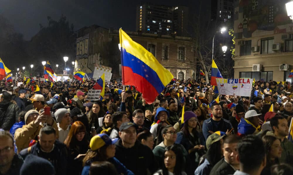 Ciudadanos venezolanos que residen en Chile protestan este sábado, para rechazar los resultados de las elecciones celebradas el 28 julio, en el Parque Almagro en Santiago (Chile). Miles de venezolanos residentes en Chile pidieron al presidente de su país, Nicolás Maduro, al grito de "¡basta ya!", que muestre todas las actas de las elecciones del pasado 28 de julio y que abandone el poder. EFE/ Ailen Díaz