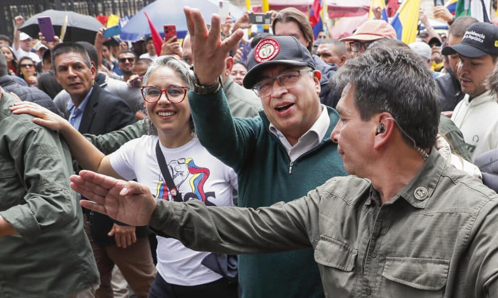 Fotografía de archivo que muestra al presidente colombiano, Gustavo Petro (c), acompañado de la senadora María José Pizarro (c-i), mientras saluda durante una marcha con motivo Día Internacional de los Trabajadores el 01 de mayo de 2024 en Bogotá (Colombia). EFE/ Carlos Ortega