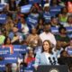 La vicepresidenta de EE.UU., Kamala Harris, habla durante un mitin de campaña en el Georgia State Convocation Center en Atlanta, Georgia, EE.UU., el 30 de julio de 2024. EFE/EPA/Edward M. Pío Roda