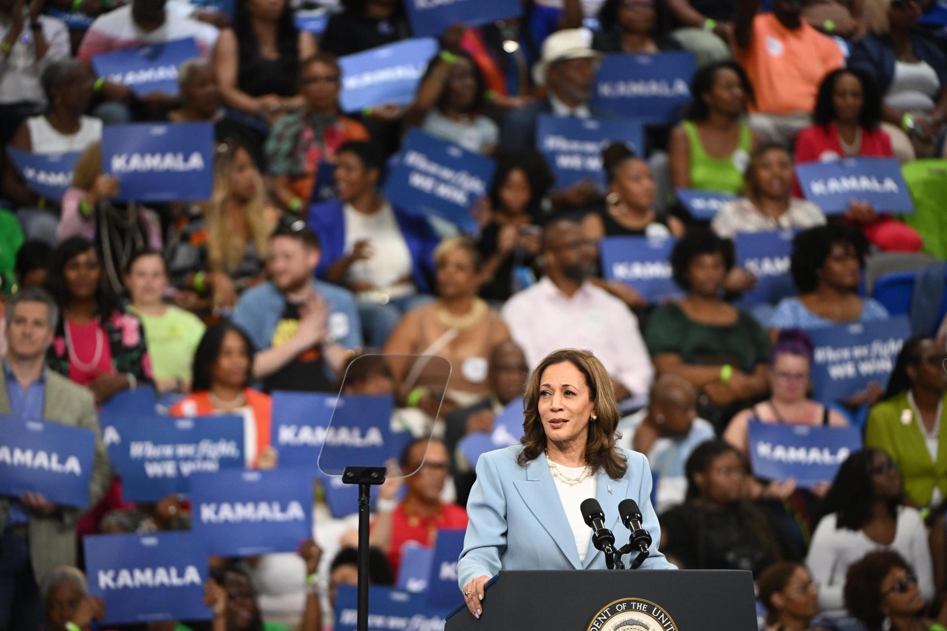 La vicepresidenta de EE.UU., Kamala Harris, habla durante un mitin de campaña en el Georgia State Convocation Center en Atlanta, Georgia, EE.UU., el 30 de julio de 2024. EFE/EPA/Edward M. Pío Roda