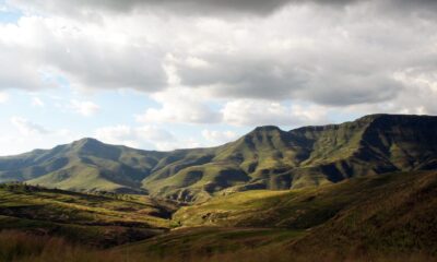 Imagen cedida de las tierras altas de Lesotho, en el sur de África, en la meseta central de la Gran Escarpa. EFE/Tom Gernon, Universidad de Southampton