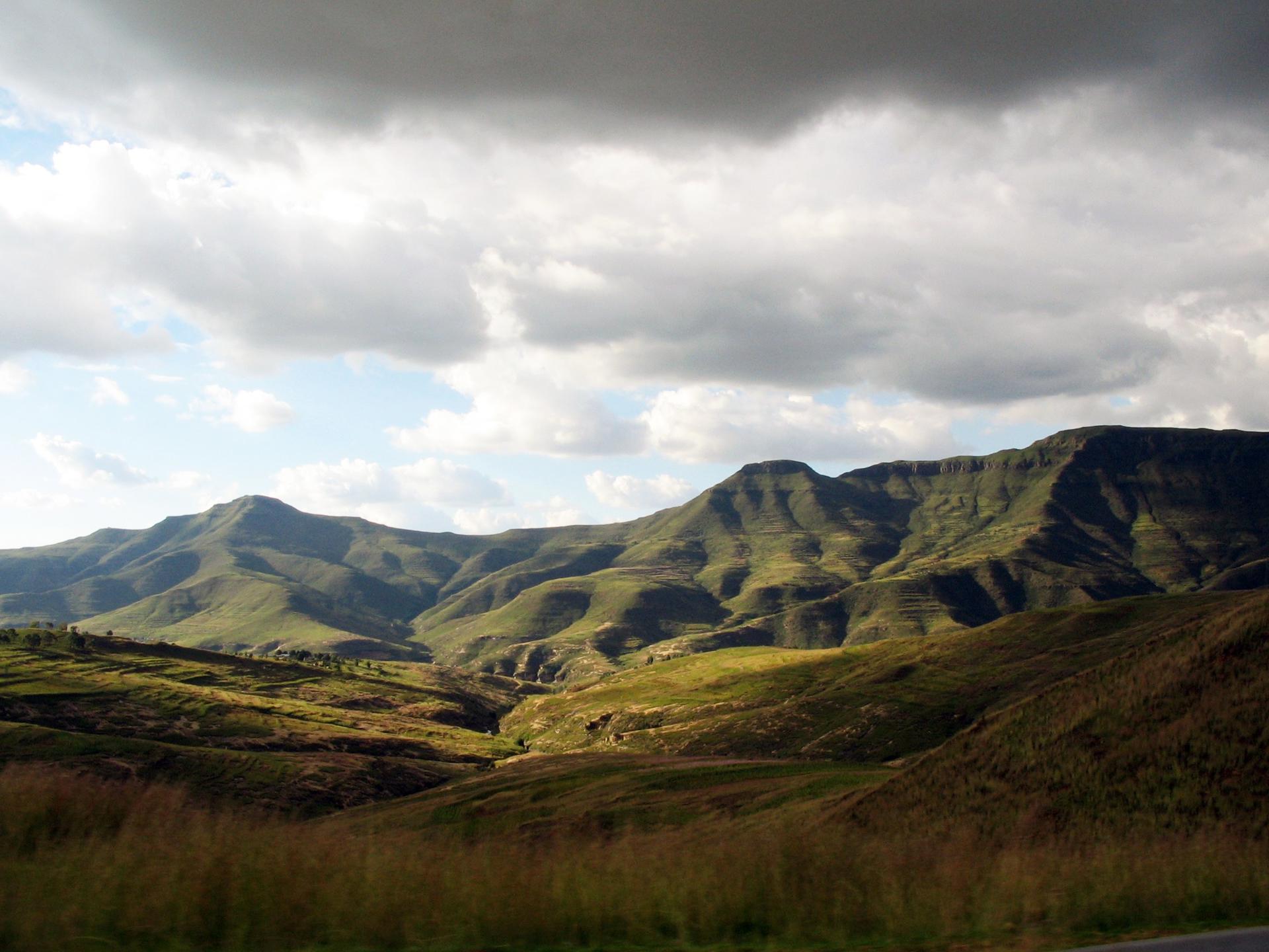 Imagen cedida de las tierras altas de Lesotho, en el sur de África, en la meseta central de la Gran Escarpa. EFE/Tom Gernon, Universidad de Southampton