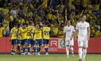 ¡ Los jugadores de la UD Las Palmas celebran el primer gol del equipo durante el partido de la tercera jornada de LaLiga que UD Las Palmas y Real Madrid disputan hoy jueves en el estadio de Gran Canaria. EFE/Quique Curbelo