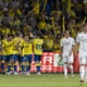 ¡ Los jugadores de la UD Las Palmas celebran el primer gol del equipo durante el partido de la tercera jornada de LaLiga que UD Las Palmas y Real Madrid disputan hoy jueves en el estadio de Gran Canaria. EFE/Quique Curbelo