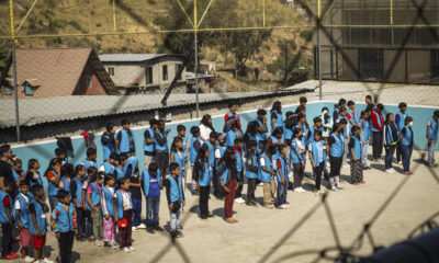 Niños migrantes participan en una ceremonia de graduación este viernes en la escuela Ciudad de Dios, a un lado del albergue Embajadores de Jesús en Tijuana, estado de Baja California (México). EFE/Joebeth Terríquez