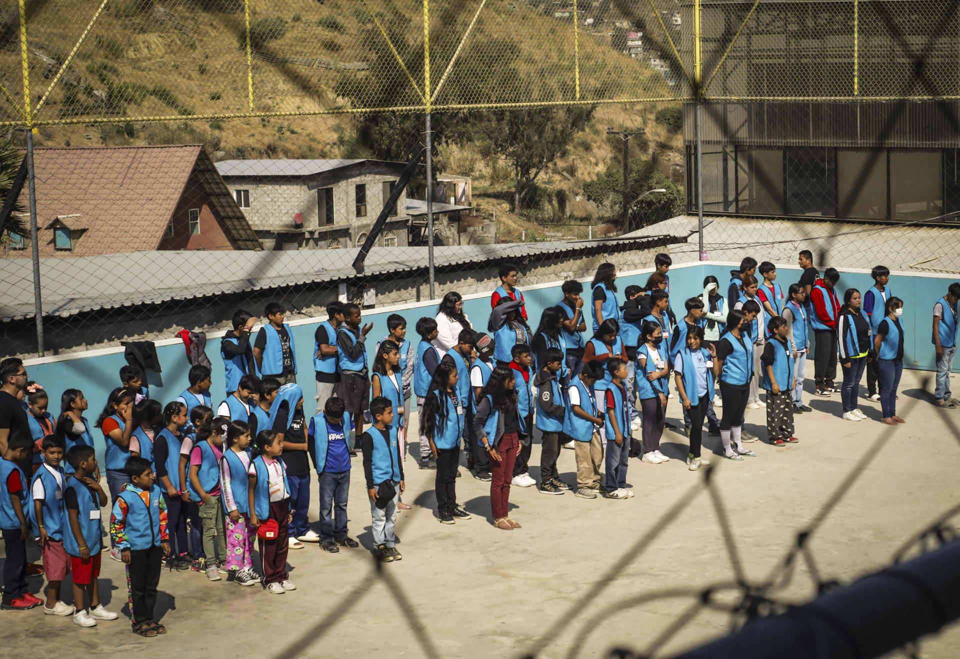 Niños migrantes participan en una ceremonia de graduación este viernes en la escuela Ciudad de Dios, a un lado del albergue Embajadores de Jesús en Tijuana, estado de Baja California (México). EFE/Joebeth Terríquez