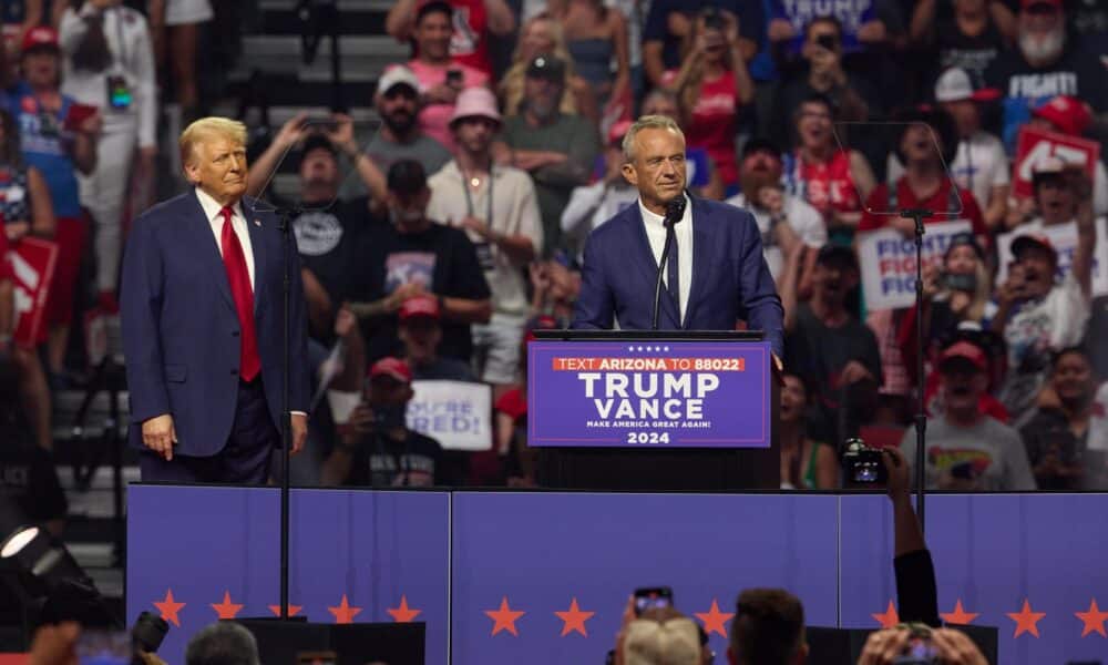 Robert F. Kennedy Jr. se une al candidato presidencial republicano, Donald J. Trump (izq.), en un mitin electoral en el Desert Diamond Arena en Glendale, Arizona, EE. UU., el 23 de agosto de 2024. EFE/EPA/Allison