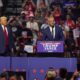 Robert F. Kennedy Jr. se une al candidato presidencial republicano, Donald J. Trump (izq.), en un mitin electoral en el Desert Diamond Arena en Glendale, Arizona, EE. UU., el 23 de agosto de 2024. EFE/EPA/Allison