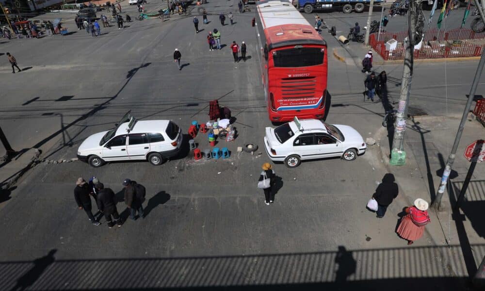 Transportistas bloquean las calles como forma de protesta para pedir al gobierno abastecer de combustible a la ciudad este jueves, en El Alto (Bolivia). EFE/ Luis Gandarillas