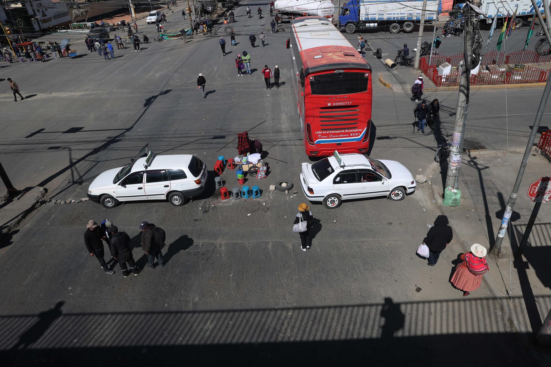 Transportistas bloquean las calles como forma de protesta para pedir al gobierno abastecer de combustible a la ciudad este jueves, en El Alto (Bolivia). EFE/ Luis Gandarillas