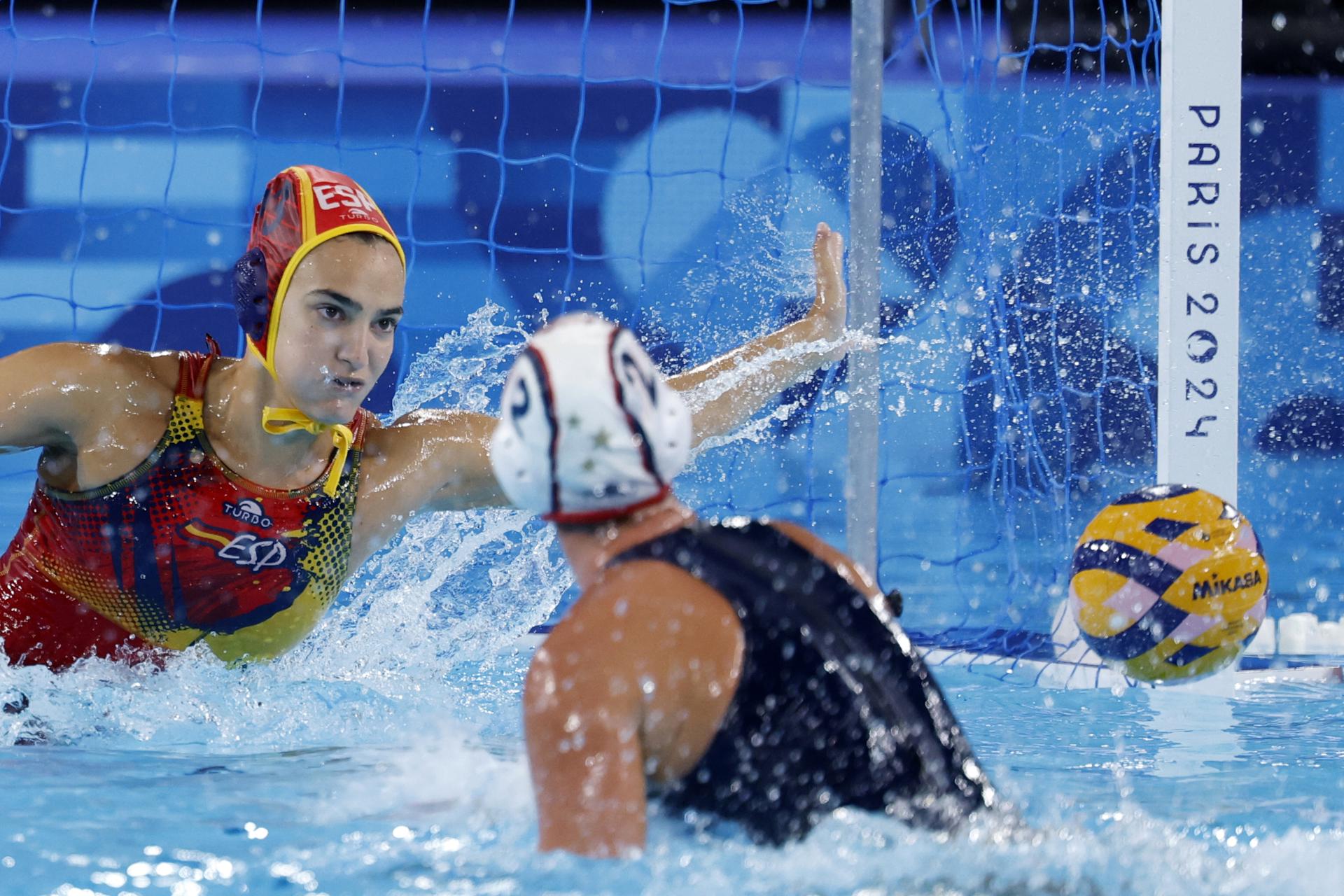 La guardameta Martina Terrédurante el partido de waterpolo ante Estados Unidos. EFE/EPA/CAROLINE BREHMAN