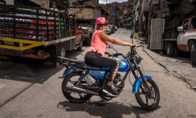 Fotografía del 27 de junio de 2024 de Ninoska Bello posando tras una clase sobre mecánica para motorizadas en Petare, la barriada más grande de Caracas (Venezuela). EFE/ Miguel Gutiérrez