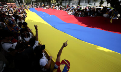 Venezolanos participan de una manifestación en rechazo a los resultados del Consejo Nacional Electoral (CNE), en las elecciones presidenciales del domingo que dieron como ganador a el presidente de Venezuela Nicolás Maduro, este sábado en la Ciudad de México (México). EFE/ José Méndez
