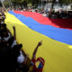 Venezolanos participan de una manifestación en rechazo a los resultados del Consejo Nacional Electoral (CNE), en las elecciones presidenciales del domingo que dieron como ganador a el presidente de Venezuela Nicolás Maduro, este sábado en la Ciudad de México (México). EFE/ José Méndez