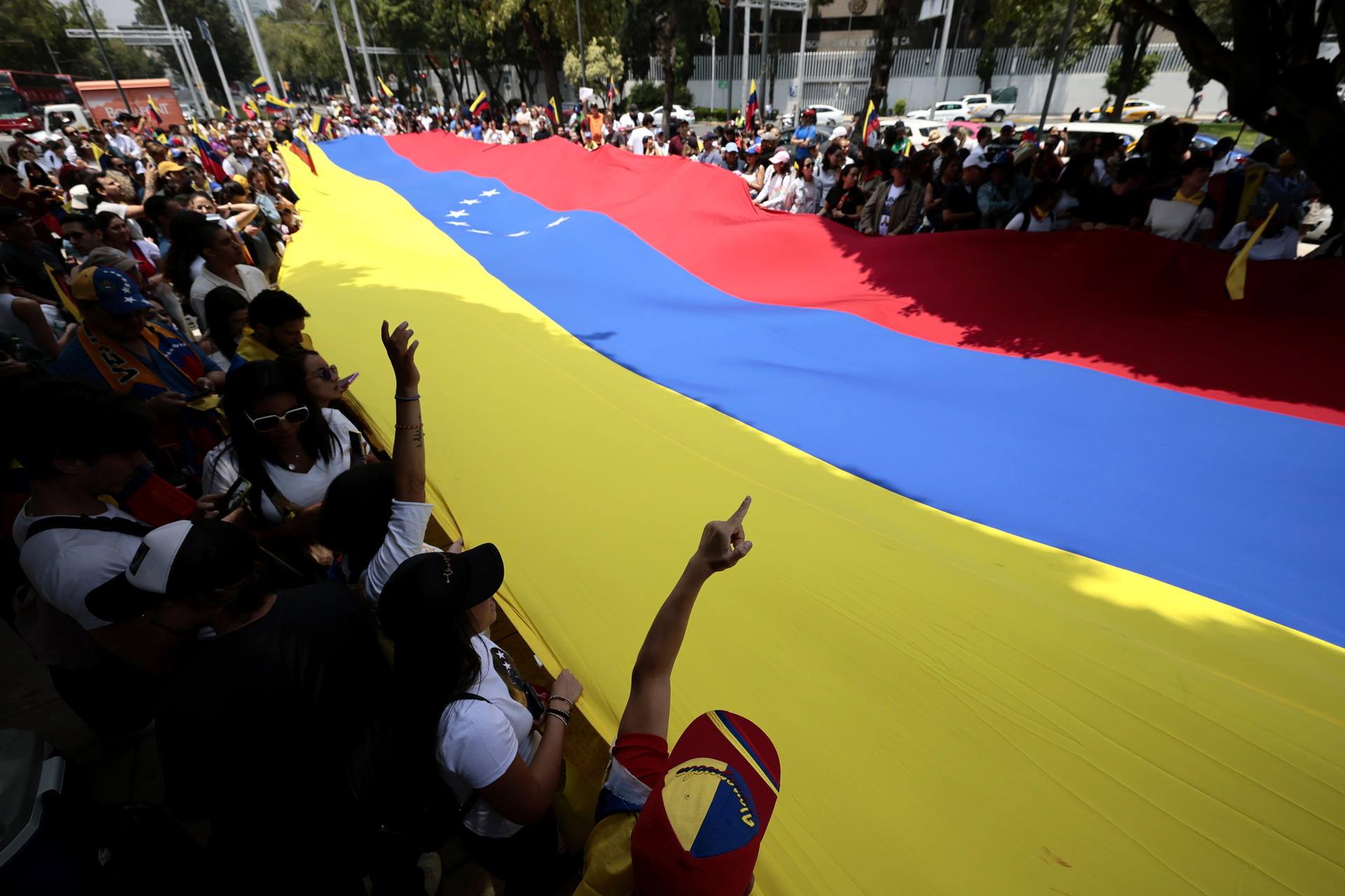 Venezolanos participan de una manifestación en rechazo a los resultados del Consejo Nacional Electoral (CNE), en las elecciones presidenciales del domingo que dieron como ganador a el presidente de Venezuela Nicolás Maduro, este sábado en la Ciudad de México (México). EFE/ José Méndez