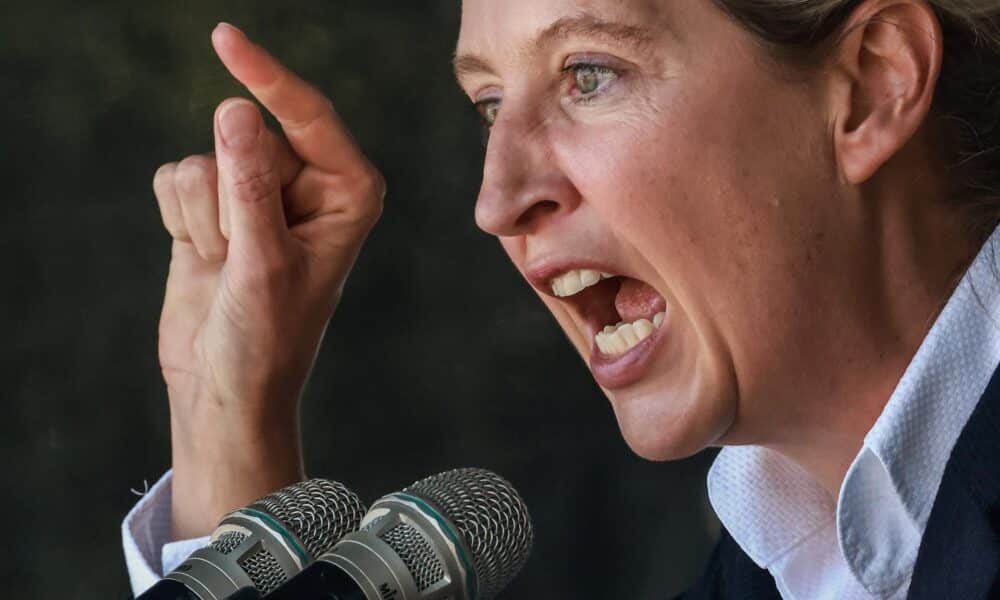 Alice Weidel, copresidenta del partido de extrema derecha Alternativa para Alemania (AfD), habla durante el último mitin de la campaña electoral en Erfurt, Alemania, el 31 de agosto de 2024. Las elecciones estatales de Turingia, en las que se vota para el parlamento regional "Landtag", se celebrarán el 1 de septiembre de 2024. (Elecciones, Alemania) EFE/EPA/CLEMENS BILAN