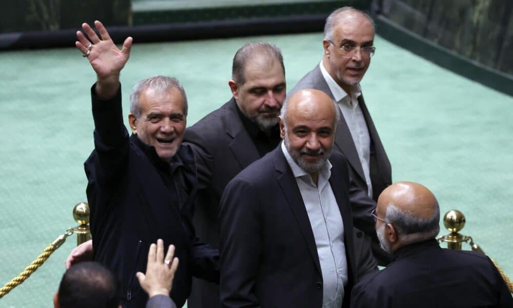 El presidente iraní, Masoud Pezeshkian (izq.), saluda a los legisladores al salir del Parlamento iraní en Teherán, Irán, el 21 de agosto de 2024. Según los medios estatales iraníes, el Parlamento aprobó en un voto de confianza a todos los ministros del gabinete propuestos por el presidente iraní. (Teherán) EFE/EPA/ABEDIN TAHERKENAREH