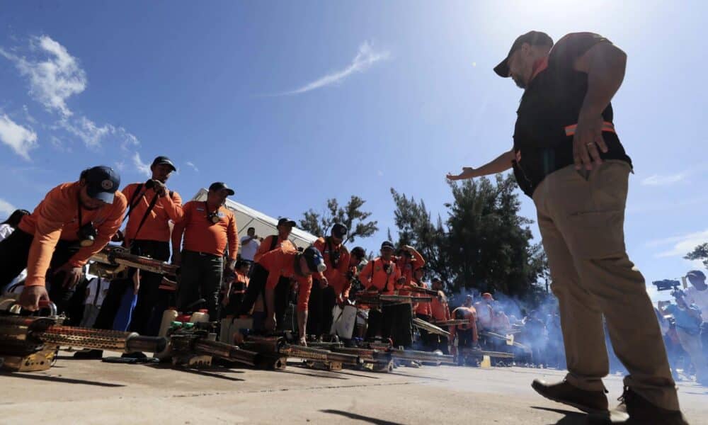 Empleados de la Secretaría de Estado en los Despachos de Gestión de Riesgos y Contingencias Nacionales de Honduras (COPECO), participan en la campaña contra el dengue este 23 de agosto de 2024, en Tegucigalpa (Honduras). EFE/ Gustavo Amador