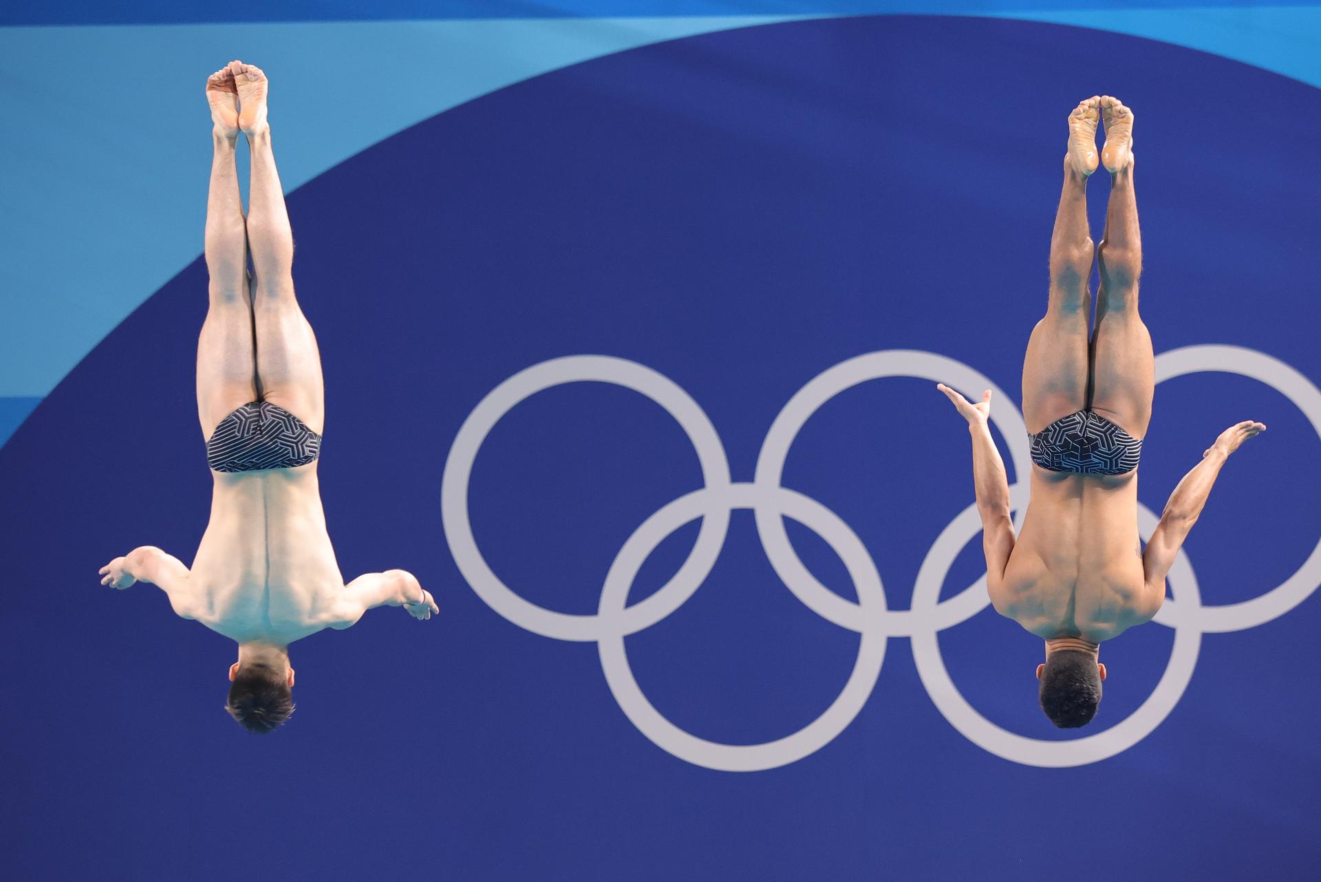 Osmar Olvera Ibarra and Juan Manuel Celaya Hernandez of Mexico, durante el concurso de saltos en trampolín de 3 metros en el que consiguieron la medalla de plata de París 2024. EFE/EPA/TERESA SUAREZ