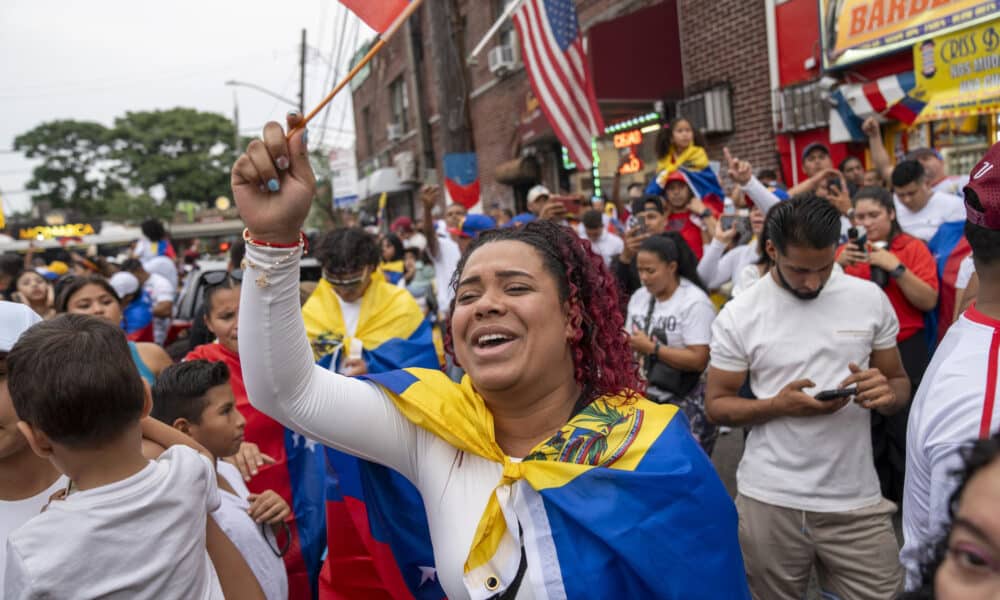 Ciudadanos venezolanos se reúnen a la espera de los resultados de las elecciones presidenciales en su país, el domingo 28 de julio de 2024, en Queens, en Nueva York (Estados Unidos). EFE/ Angel Colmenares