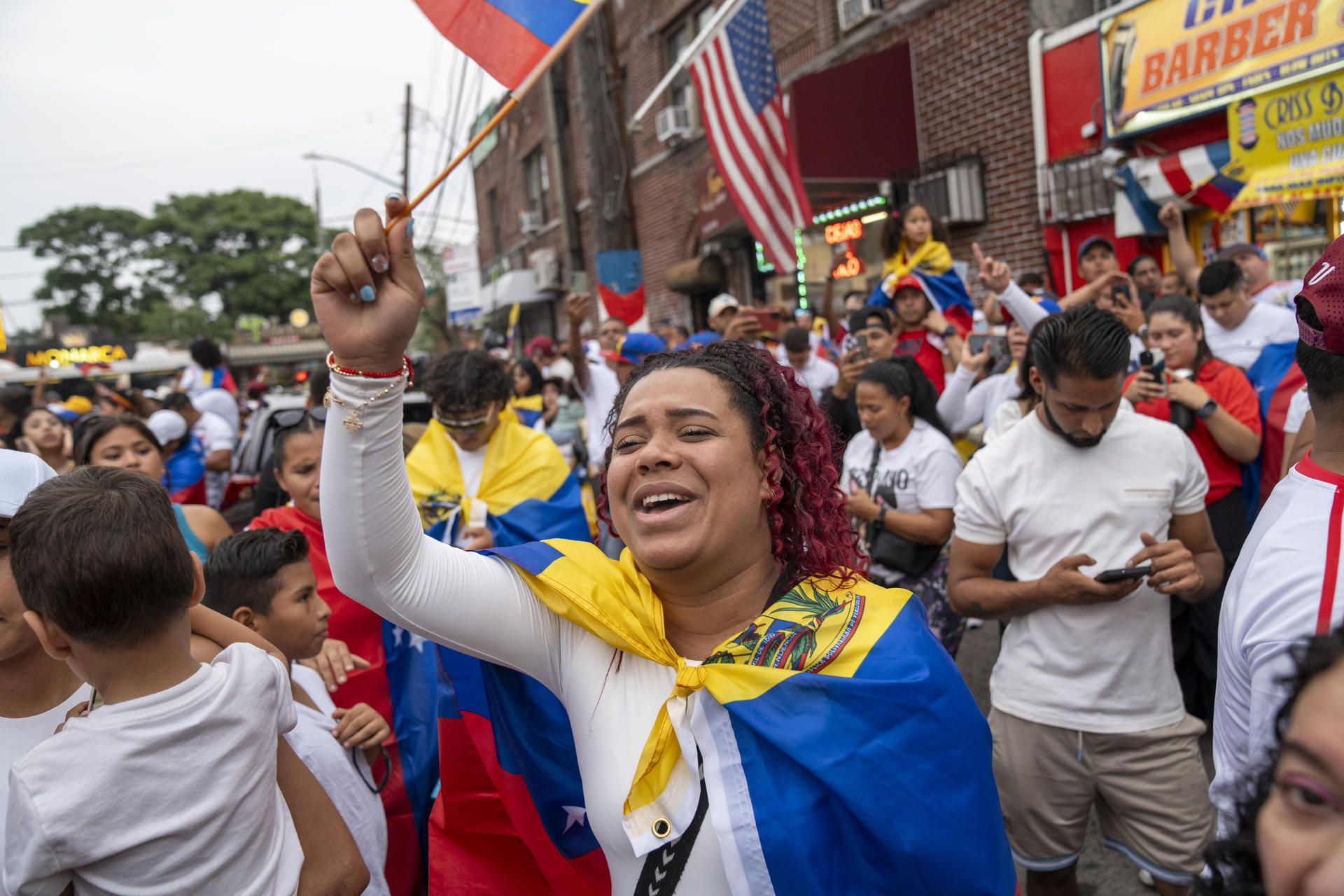 Ciudadanos venezolanos se reúnen a la espera de los resultados de las elecciones presidenciales en su país, el domingo 28 de julio de 2024, en Queens, en Nueva York (Estados Unidos). EFE/ Angel Colmenares