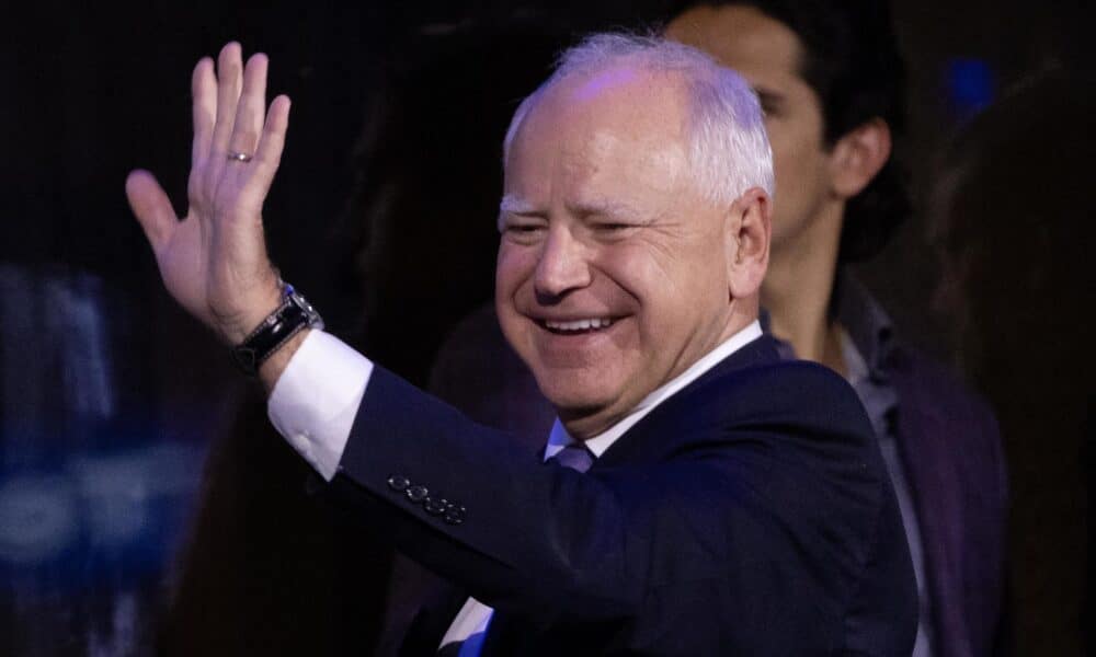 El candidato demócrata a la vicepresidencia y gobernador de Minnesota, Tim Walz, asiste a la noche de apertura de la Convención Nacional Demócrata (DNC) en el United Center en Chicago, Illinois, EE. UU., el 19 de agosto de 2024. EFE/EPA/Michael Reynolds