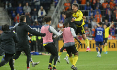 Fotografía de archivo en la que se registró una de las celebraciones del colombiano Juan Camilo 'Cucho' Hernández (c-d), con el club estadounidense de fútbol Columbus Crew, en el TQL Stadium de Cincinnati (Ohio, EE.UU.). Con un doblete y una asistencia, Hernández guio al título de la Leagues Cup a su equipo, que se impuso por 3-1 a Los Ángeles FC. EFE/Mark Lyons