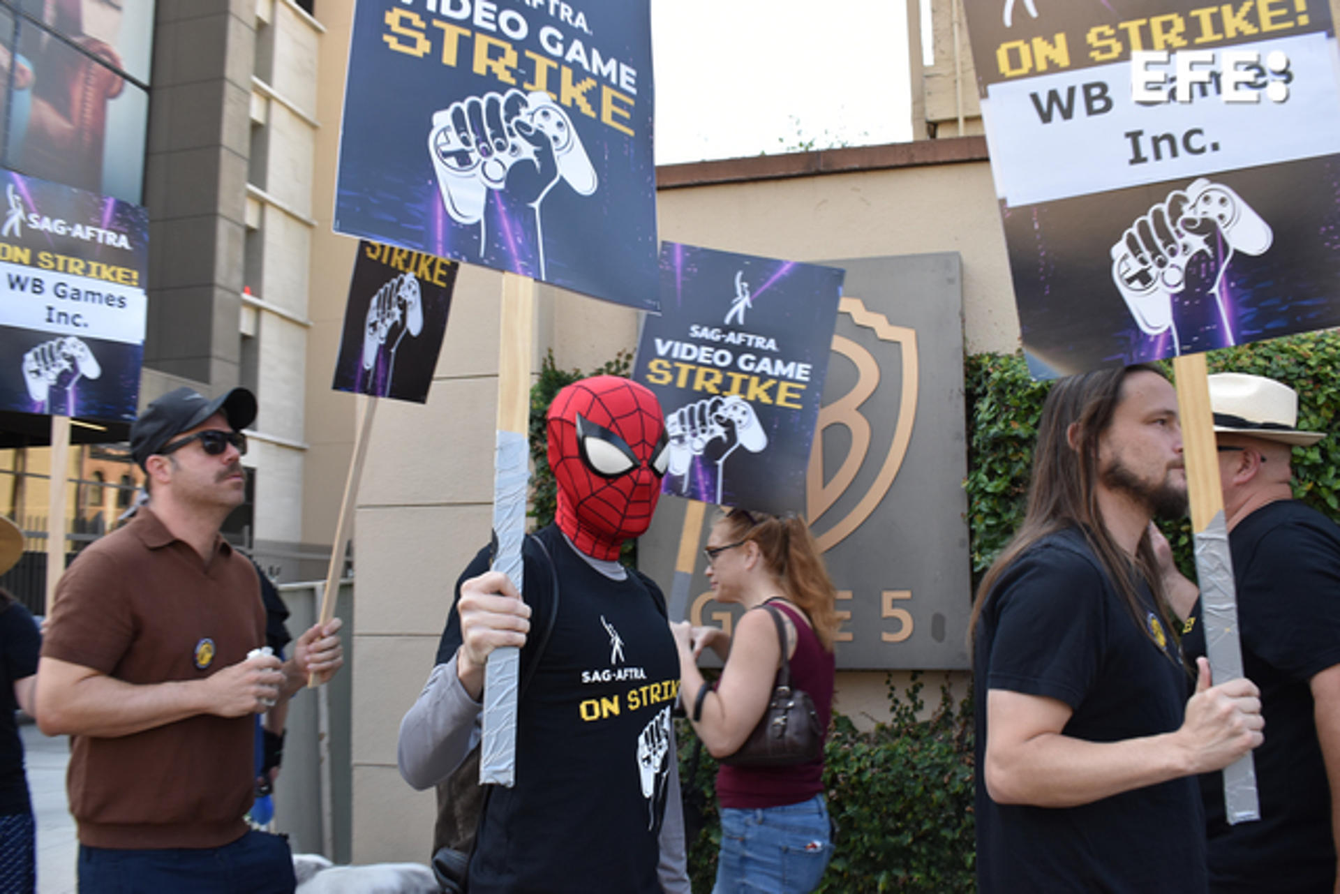 Artistas de videojuegos protestan este jueves en Los Ángeles (Estados Unidos). EFE/ Monica Rubalcava