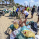 Voluntarios recogen basura de la arena de la playa de Pie de la Cuesta, este lunes en Acapulco (México). EFE/David Guzmán